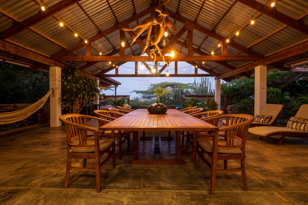 Living room with lights on of the Wariruri Lodge in Aruba