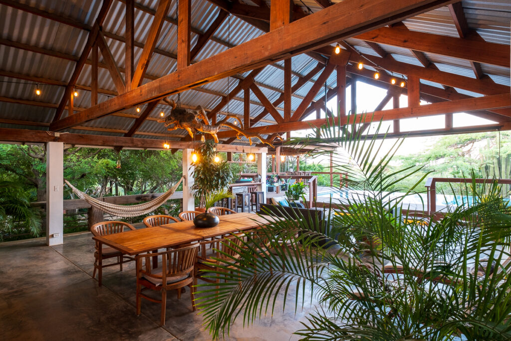 Living room and garden with lights on of the Wariruri Lodge in Aruba